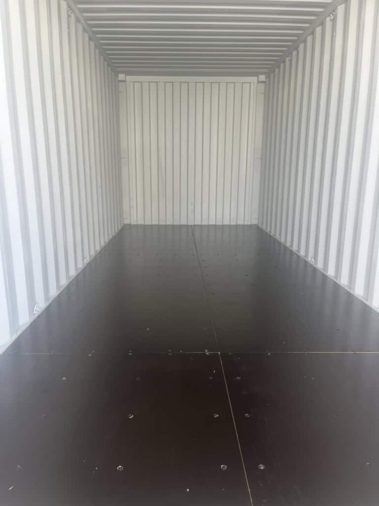 Sauberer leerer Seecontainer Innenansicht bei Baader Container