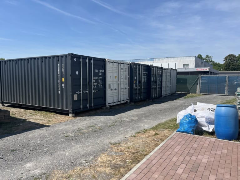 Reihe von Seecontainern als Lagercontainer bei Baader Container