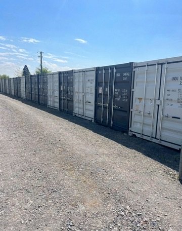 Containerreihe mit breiter, ebenerdiger Zufahrt bei Baader Container in Philippsburg