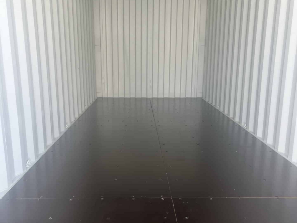 Sauberer leerer Seecontainer Innenansicht bei Baader Container